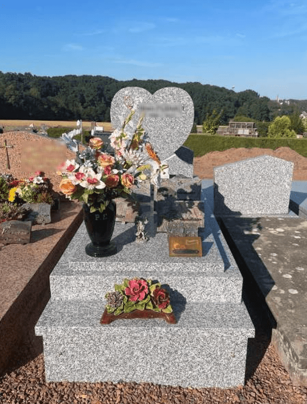 Monument Miroda avec stèle Coeur en gris du Tarn, cimetière dans le Pas de Calais (62)